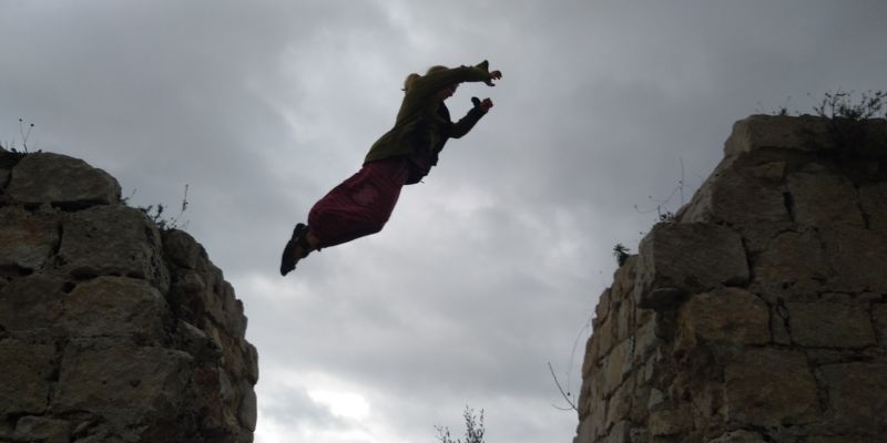 Sprung in der Ruinenstadt Noto antica in Sizilien