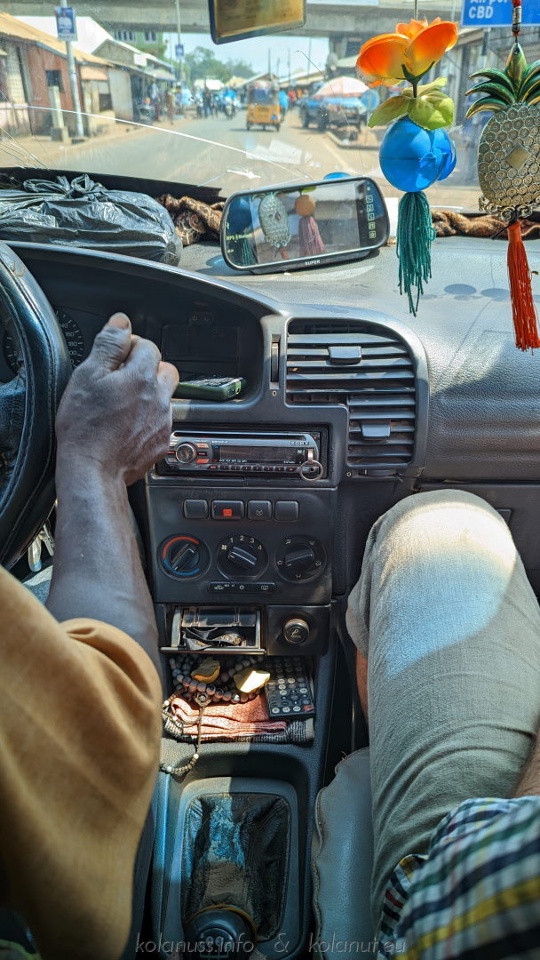 in der Konsole vom Taxifahrer sind zwei Kolanüsse, nach rund vier Stunden hat er sie stückchenweise geknabbert